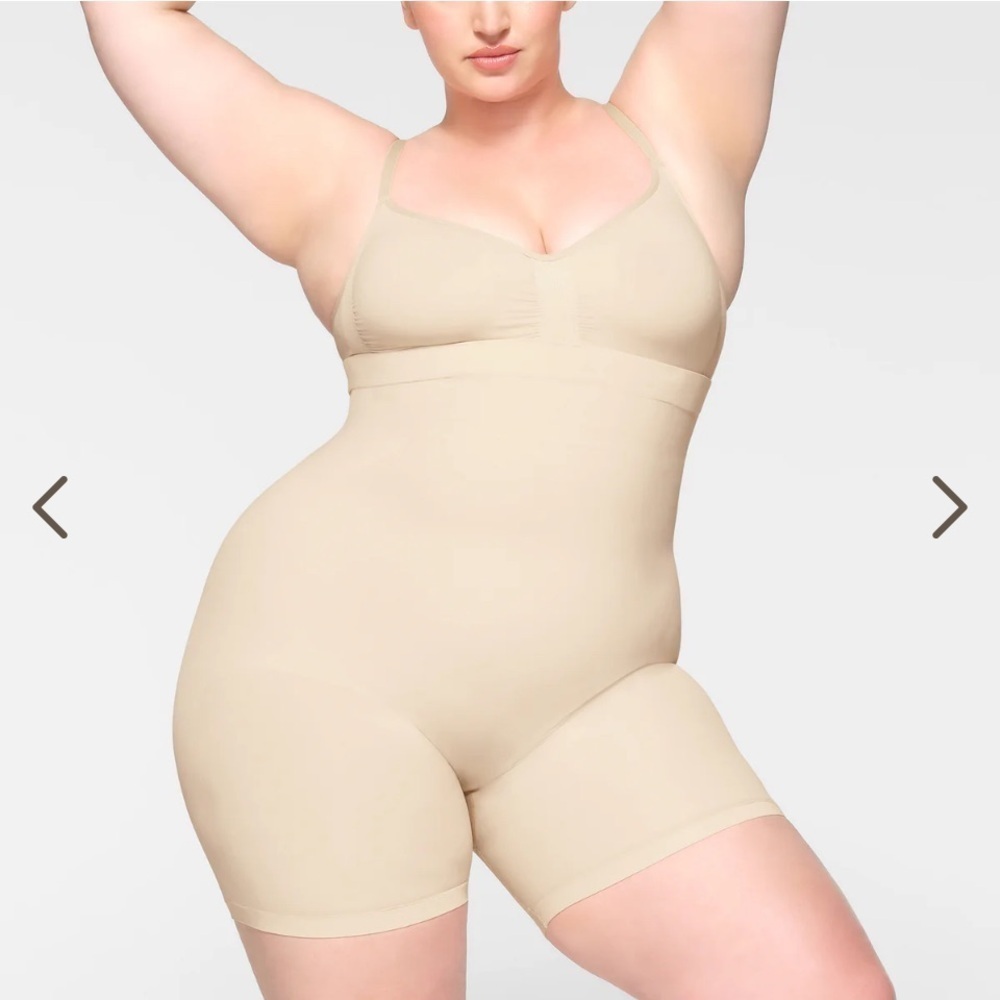 SKIMS Seamless Sculpt Mid Thigh Short Shapewear in Sand Sz XS NWOT
